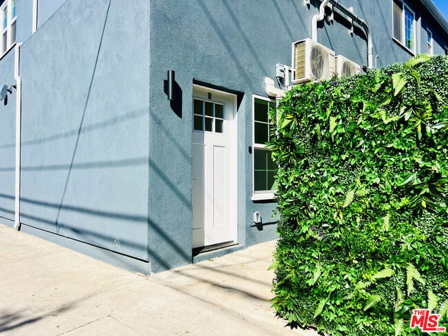 Building Photo - 938 W Glenoaks Blvd