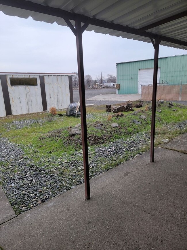 Building Photo - Small 2 bed MH