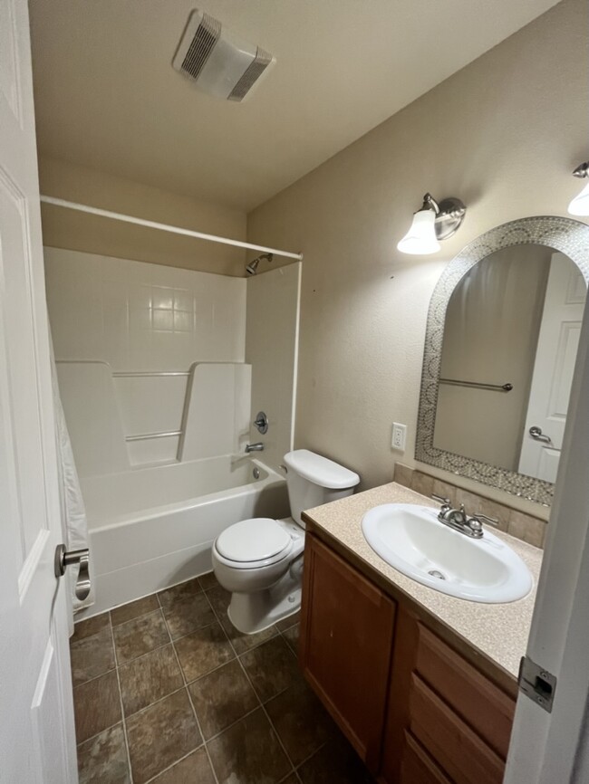 Building Photo - 515 Sawtooth St