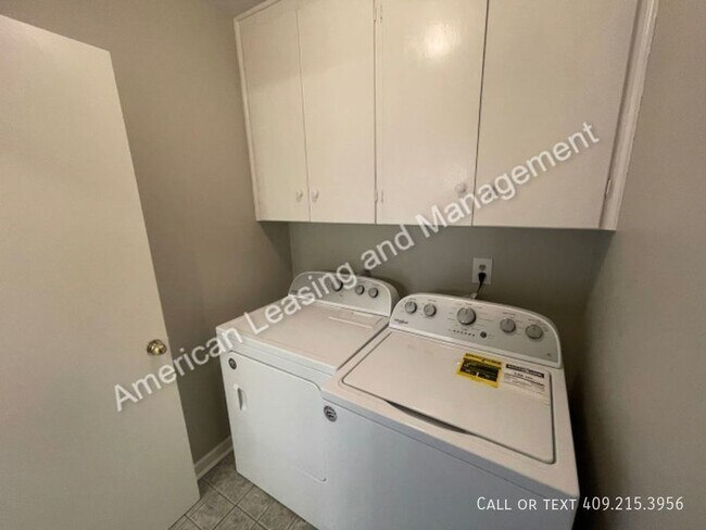 Building Photo - Beautifully Updated 3/2.5 Townhome in Beau...