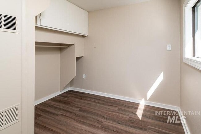 Building Photo - Charming 2 Bed, 1 Bath Single-Family Home with Large Backyard & RV Hookups!