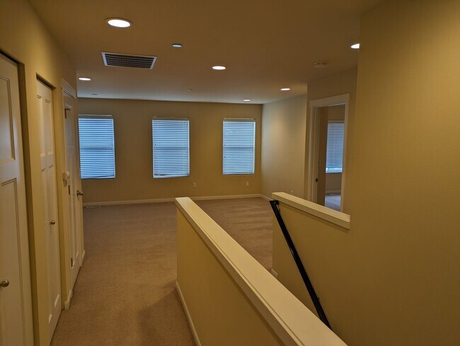 Building Photo - 1077 Hiton Cir