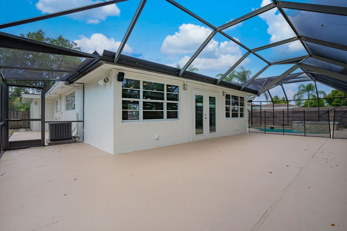 Building Photo - 276 SW 7th Ave