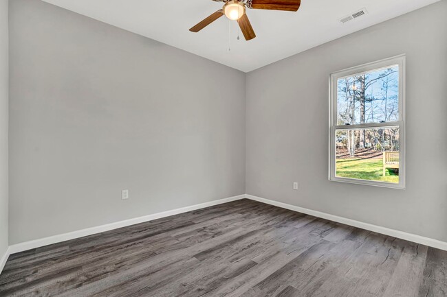 Building Photo - Stunning 4 Bedroom Home in Laurens