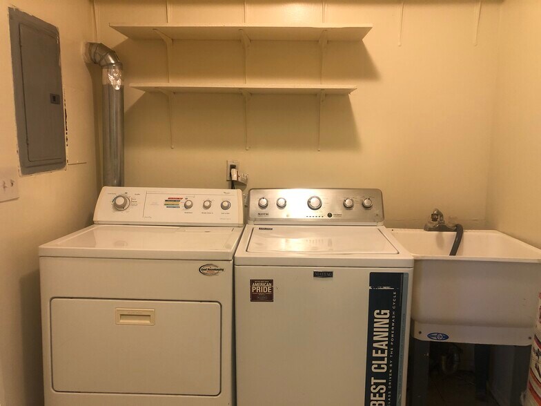 Building Photo - 1552 Hanover St