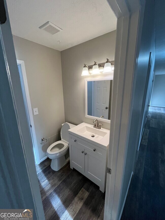 Building Photo - 2220 Mahan Dr