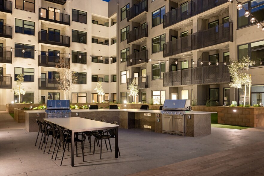 Building Photo - 2333 Calle Del Mundo