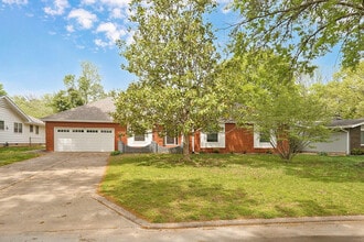 Building Photo - 1919 E Meadow Dr