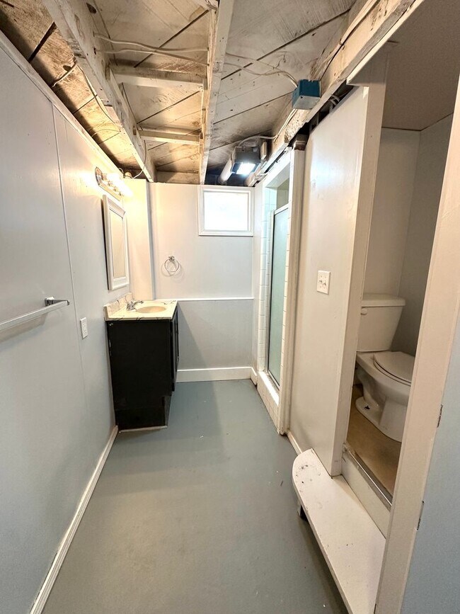 Building Photo - Spacious 4 Bed Home Near Bass Pro with Detached Garage & Fenced Yard