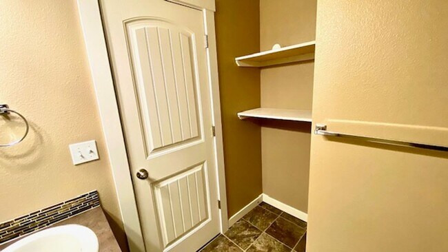 Building Photo - 3 Bed (+ bonus room) 2 Bath Home in Meridi...