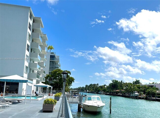 Building Photo - 10000 W Bay Harbor Dr