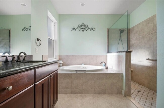 Building Photo - NORTH PORT - Rare Waterfront 4 bedroom pool home Annual/Unfurnished