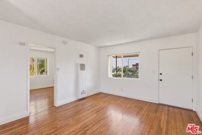 Building Photo - 5117 Crenshaw Blvd