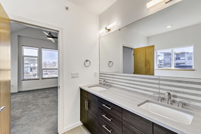 Building Photo - Bright Contemporary 3 Bedroom 2 Bath - August 1st!