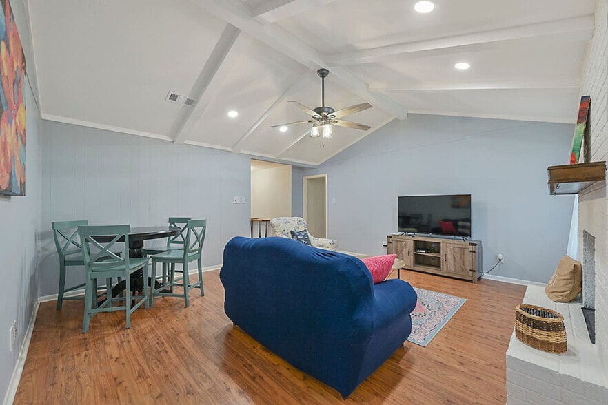 Building Photo - 1909 Langford St