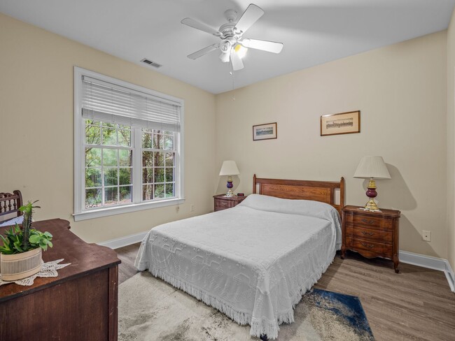 Building Photo - Beauty by the Water!