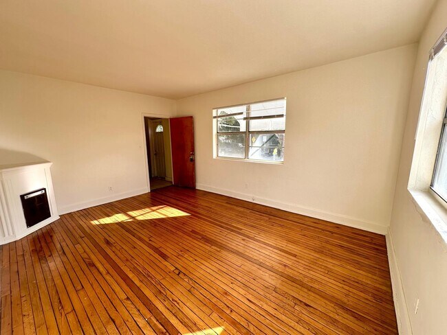 Building Photo - 515 57th St