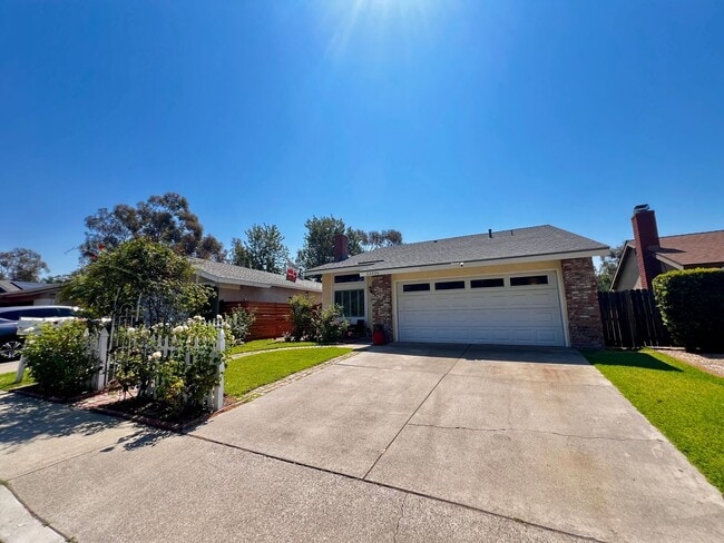 Building Photo - Beautiful 4 bedroom 2 bath House, with man...