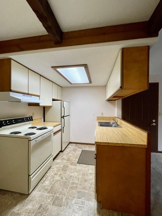 Building Photo - ONTARIO - 2 Bedroom Available!