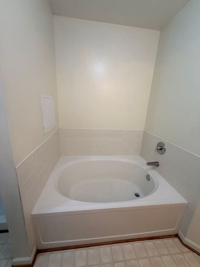 Building Photo - 606 Windbrook Cir