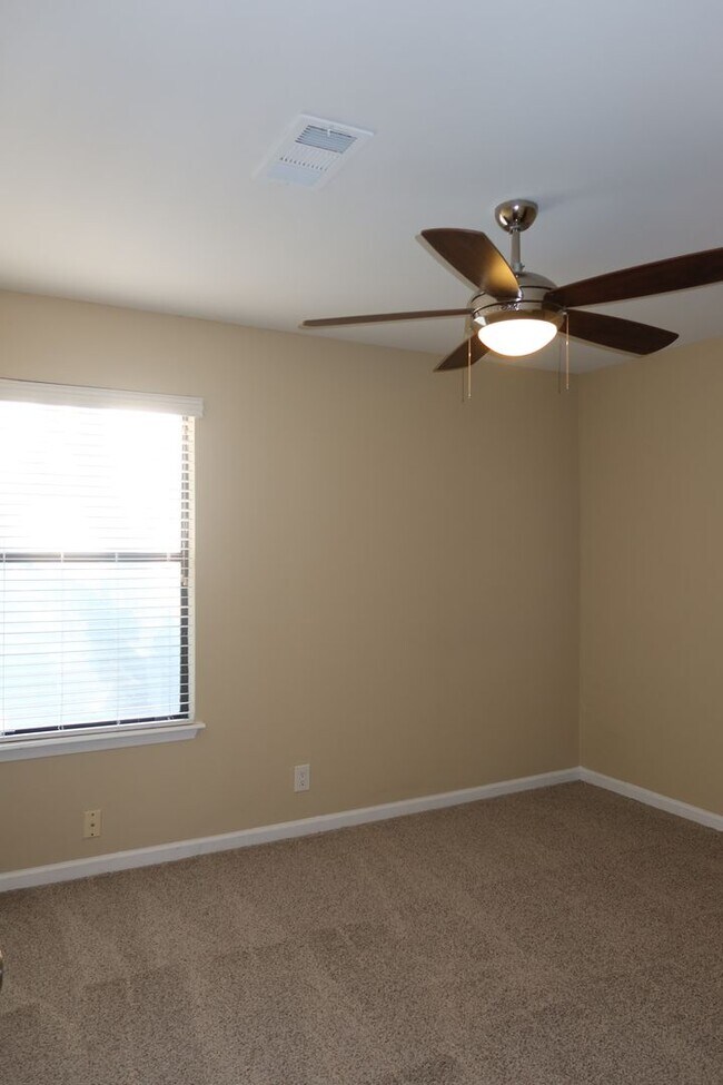 Building Photo - K246 - South Oak #102