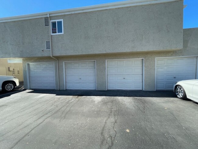 Building Photo - 2 Bd 1.5 bath Condo in Irvine