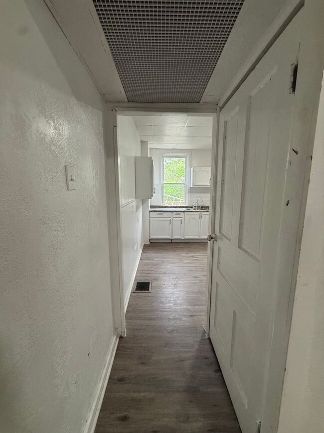 Building Photo - Brighton Heights 2-Bedroom Townhome – Quiet Living with Easy Downtown Access