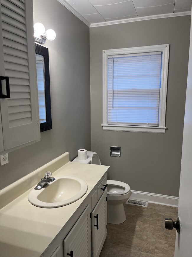 Building Photo - 824 Shirley Dr