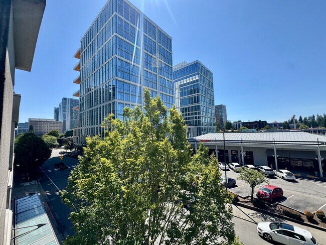 Building Photo - DT Bellevue Condo