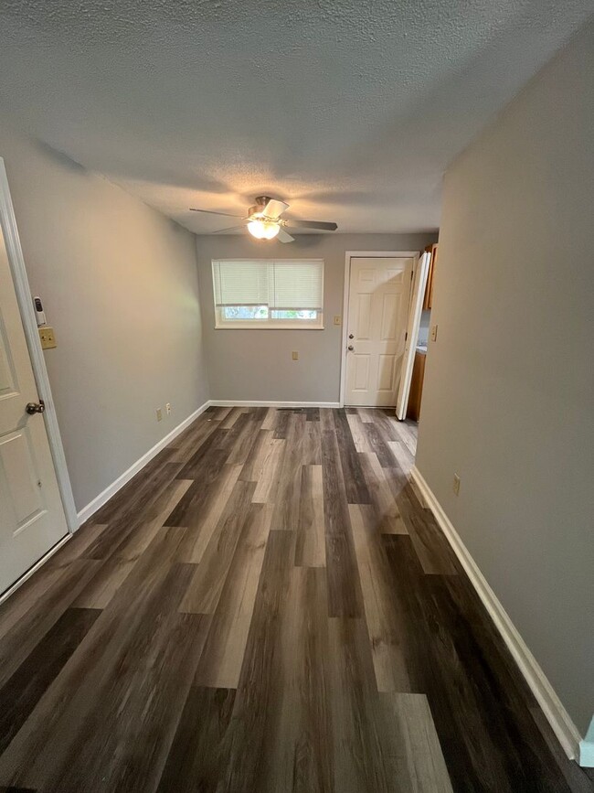 Building Photo - 3 bedroom 1 bathroom single family home wi...