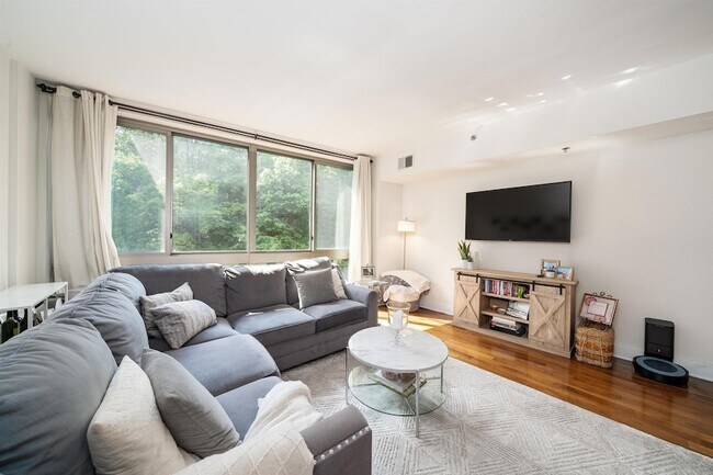 Building Photo - 800 Jackson St