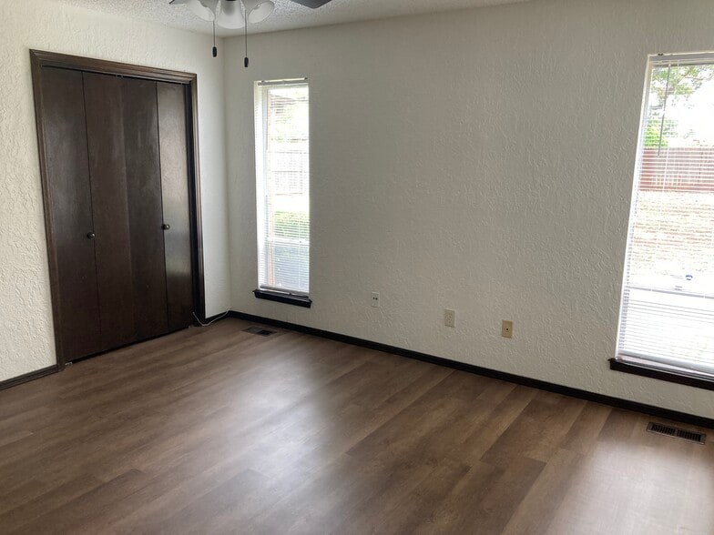 Master bedroom - 1400 Val Genes Rd