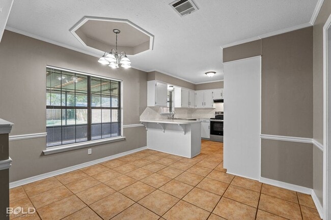 Building Photo - 2542 Spruce Dr