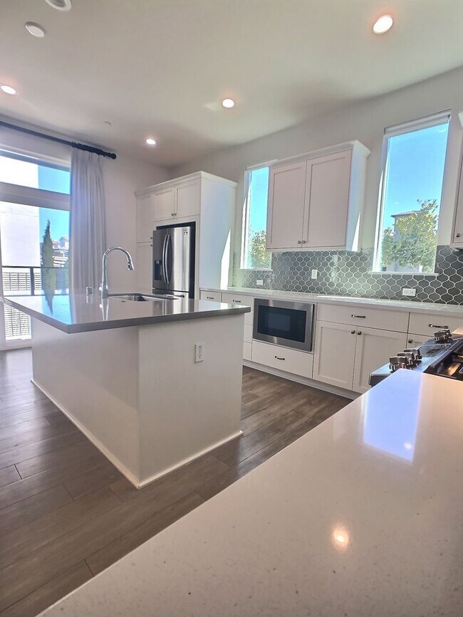 Building Photo - Bright 2 Bedroom Townhome in Downtown San Jose