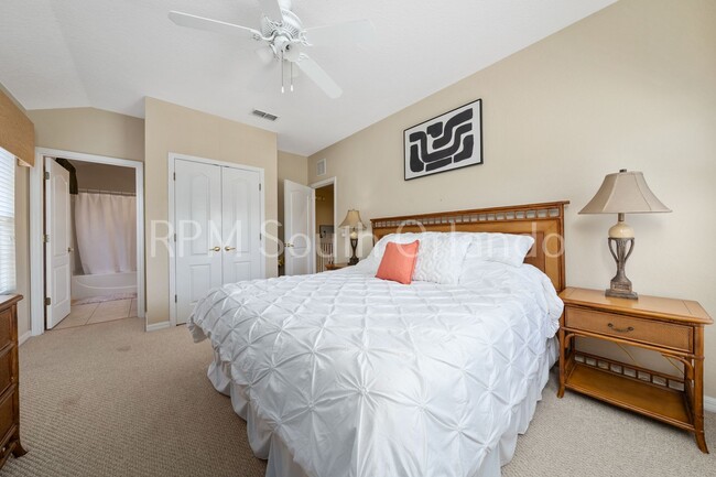 Building Photo - Coral Cay Resort 5/3 furnished or unfurnished