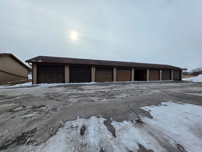 Building Photo - Spacious 1 Bedroom 1 Bath Upper Apartment