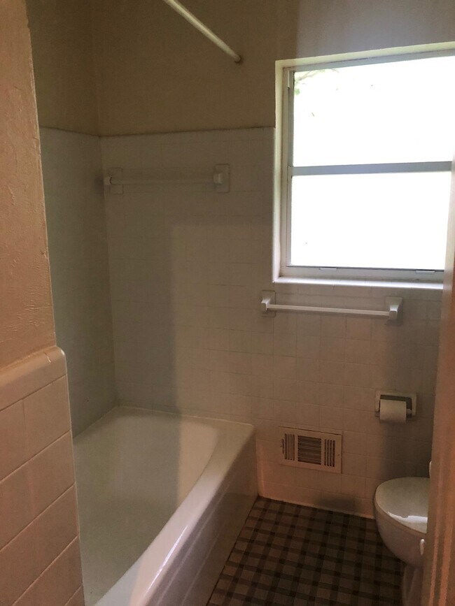 Building Photo - 1510 Raa Ave