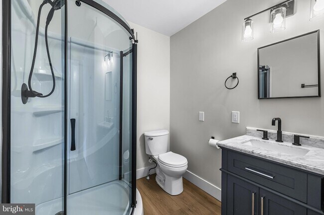 Building Photo - 320 W King St