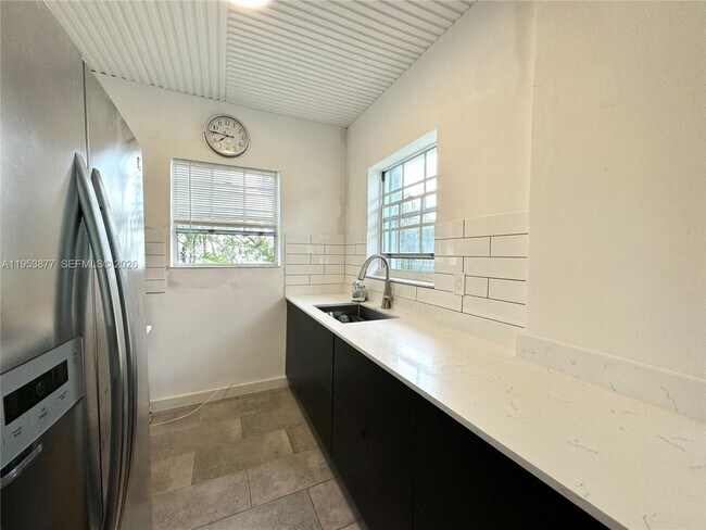 Building Photo - 8620 Byron Ave