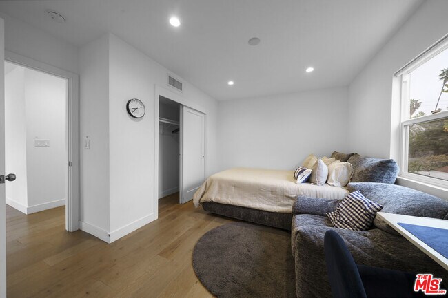 Building Photo - 848 N Las Palmas Ave