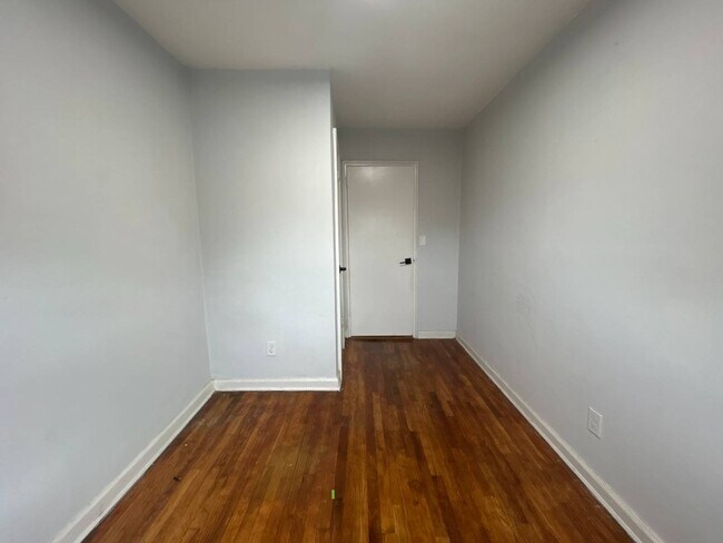 Building Photo - 1080 Rhinelander Ave