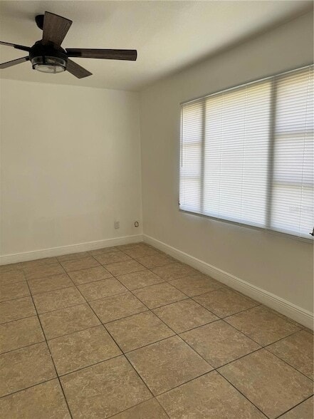 Building Photo - 930 Emerald Dr