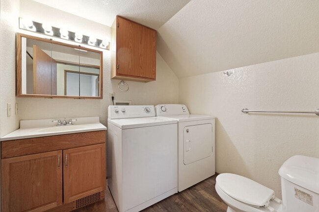 Building Photo - MOVE IN READY! Includes water, sewer and garbage. 2 bed 1 bath downtown Olympia!