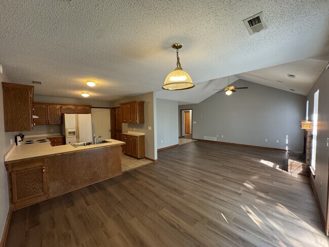 Building Photo - 1303 Fox Run Dr