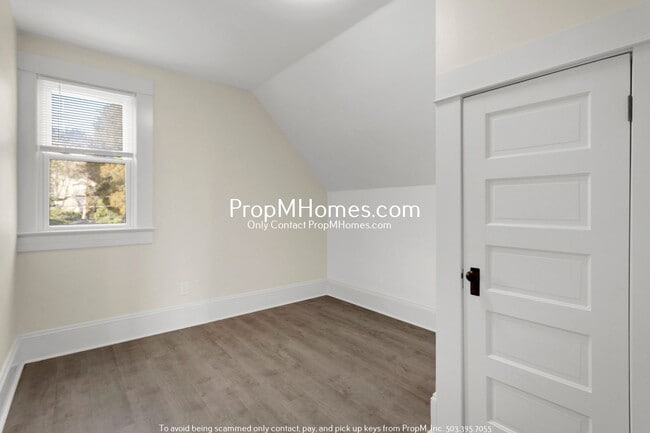 Building Photo - Updated Lair Hill Victorian with Willamette River & Mt Hood Views!