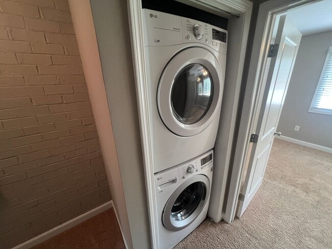 Building Photo - 1336 Green Oaks Ln