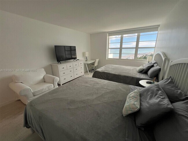 Building Photo - 100 Lincoln Rd