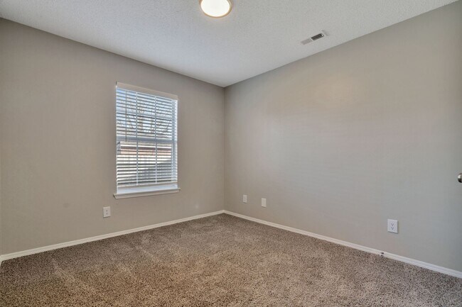 Building Photo - Newly remodeled 3 Bed 2 Bath Duplex!! Fenced yard!