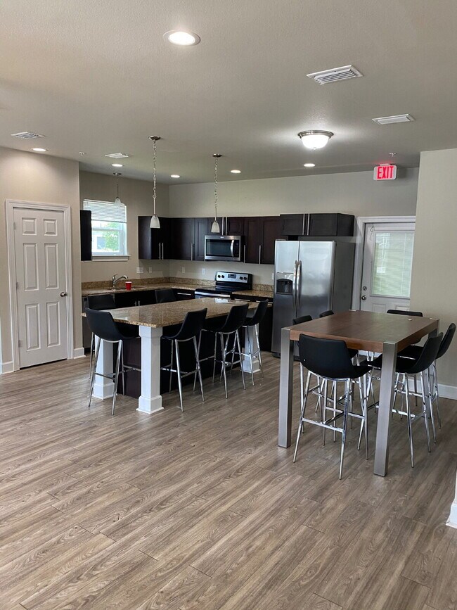 Building Photo - Now Leasing! Spacious 6-Bedroom, 6.5-Bathroom student house just minutes from campus. Only $650/m...