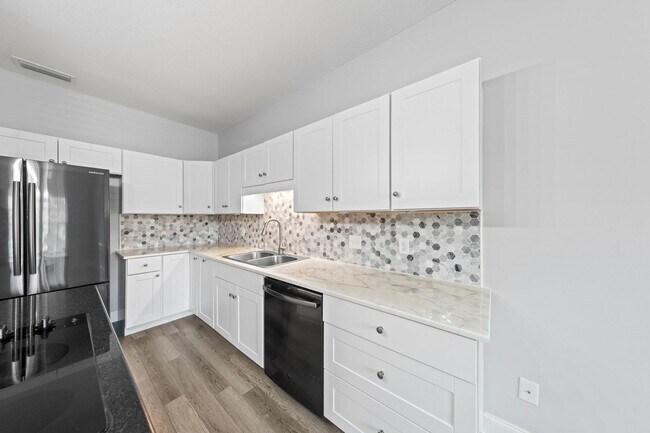 Building Photo - Spacious 4 Bedroom in Bluewater Bay w/ Large POOL!!